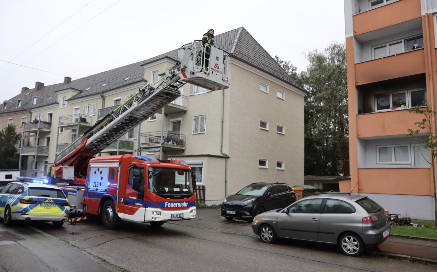 Balkonbrand in Augsburg-Pfersee: Zwei Leichtverletzte – Feuerwehr verhindert Schlimmeres