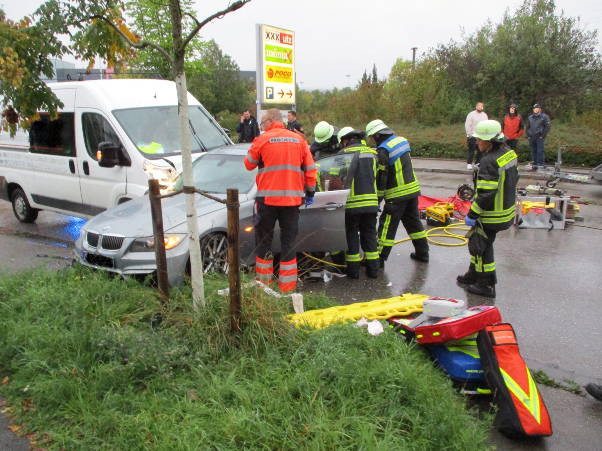 Schwerer Verkehrsunfall in Haunstetten – Person aus Fahrzeug befreit