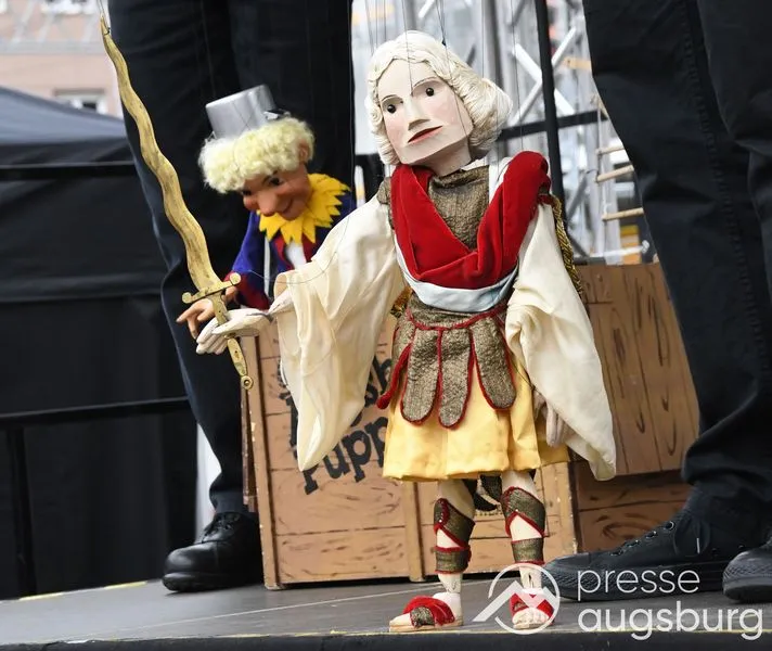 Turamichele-Familienfest in Augsburg: Puppenkiste bringt Tradition auf den Rathausplatz