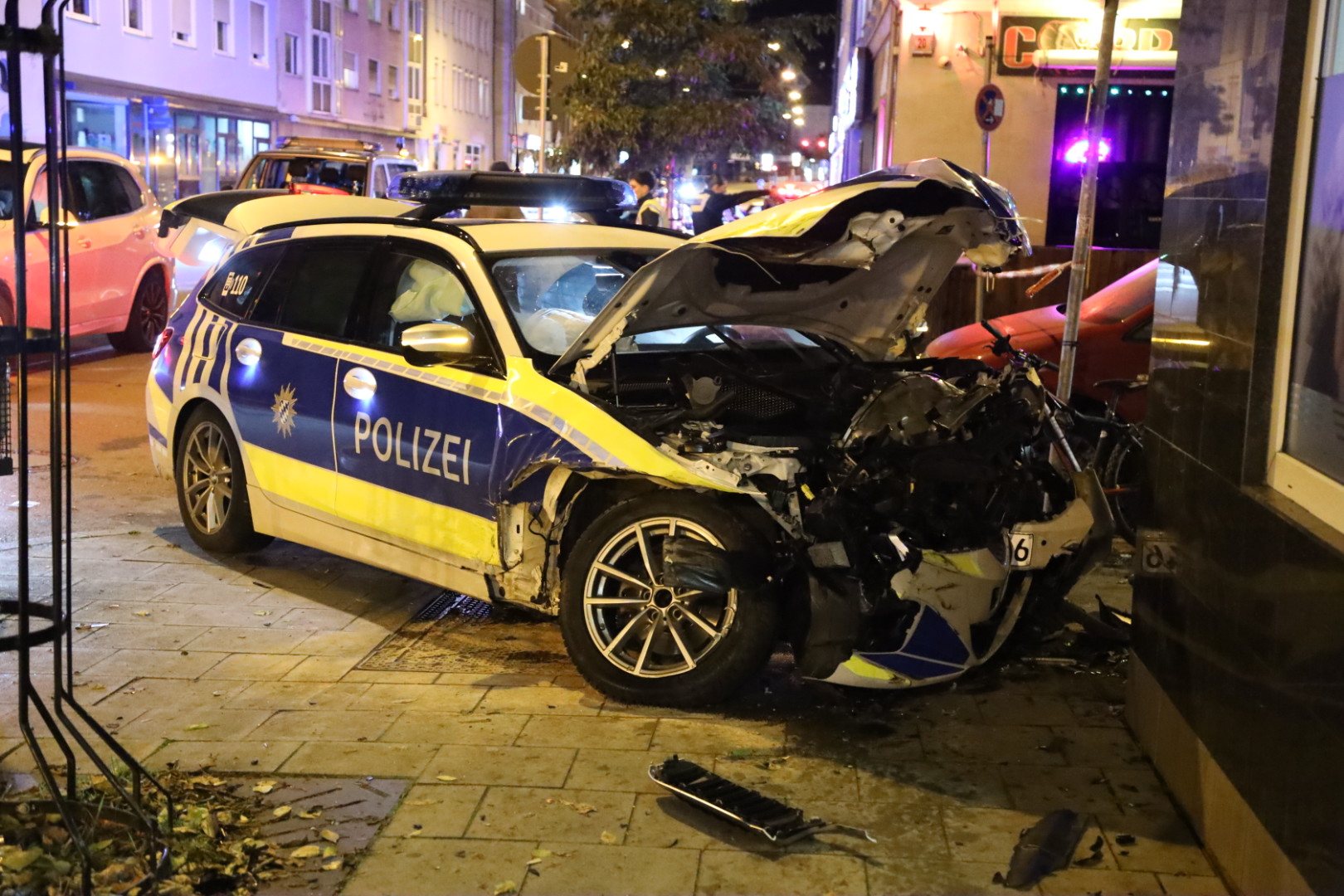 Augsburg: Vier Verletzte bei Unfall zwischen Polizeistreife und BMW in der Wertachstraße