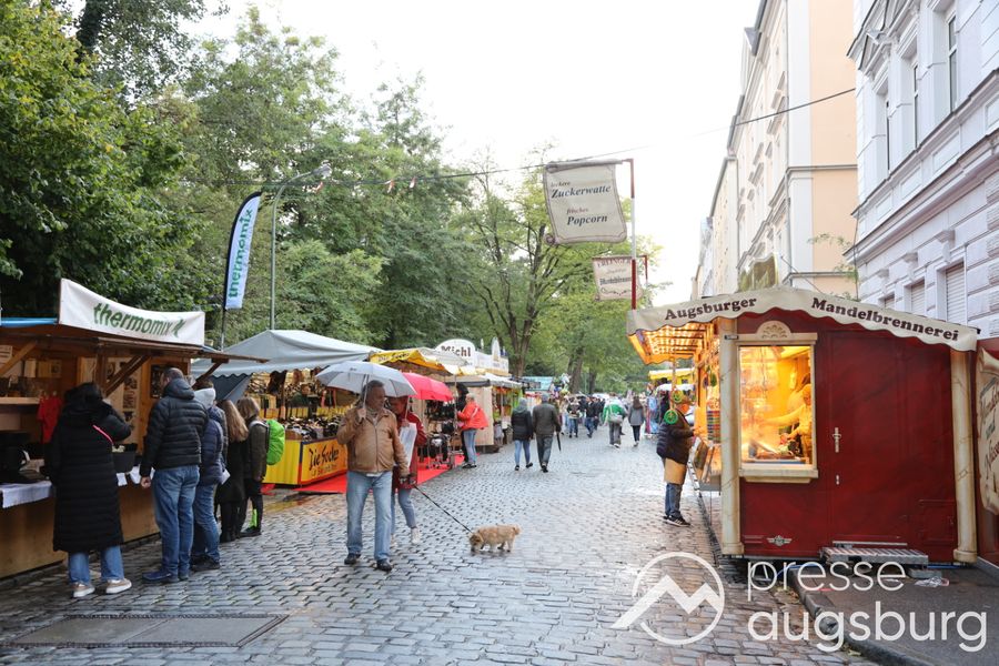 Galerie | Verregneter Auftakt der Augsburger Dult
