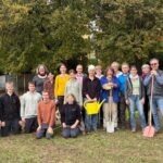 Mit vereinten Kräften zum Naturparadies – Spielplatz am Hölderlinweg Nördlingen erblüht neu