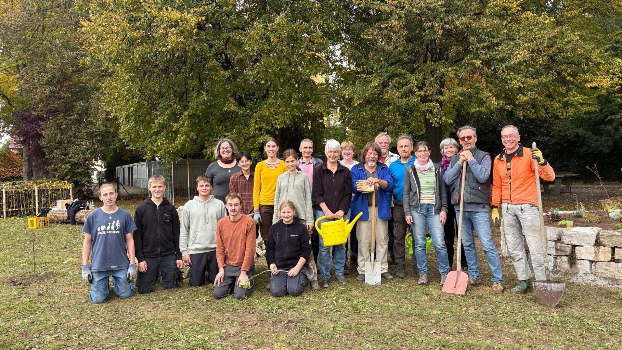 Mit vereinten Kräften zum Naturparadies – Spielplatz am Hölderlinweg Nördlingen erblüht neu