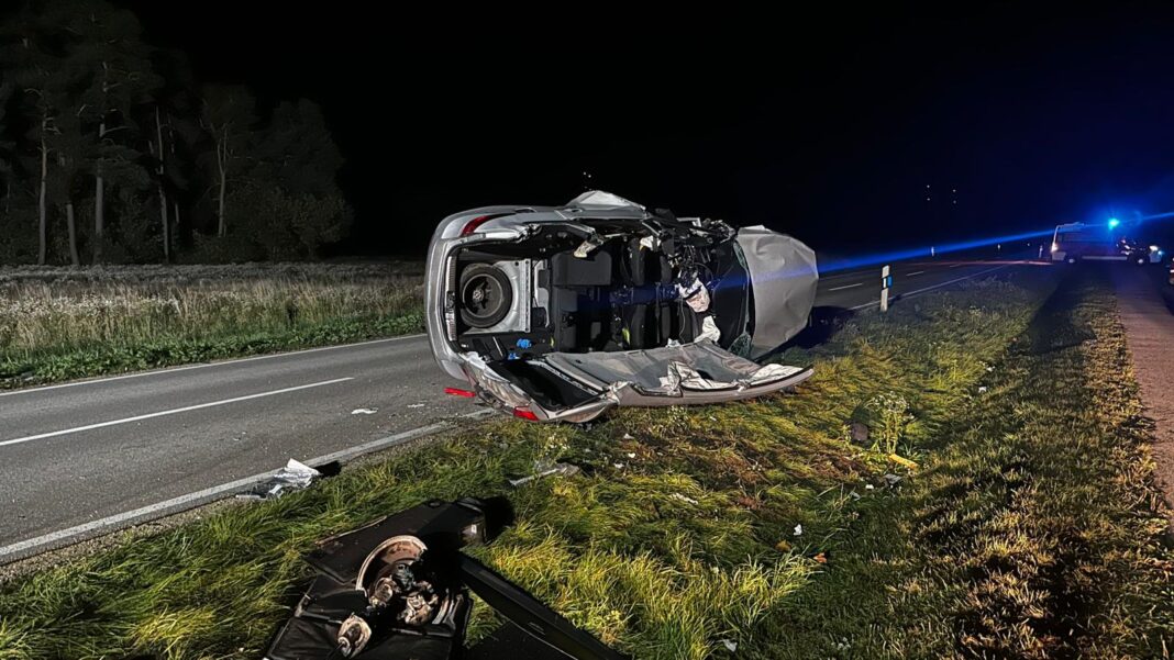 20-Jähriger verliert Kontrolle: Frontalcrash mit Tesla!  - Unfallverursacher lebensgefährlich verletzt - Ein Mitfahrer ebenfalls schwer verletzt - Tesla Insassen und Mitfahrer im Hyundai leicht und mittelschwerverletzt  - Unfallursache derzeit noch unklar - Gutachter kommt noch in der Nacht zur Unfallstelle - Kreisstraße für einige Stunden gesperrt