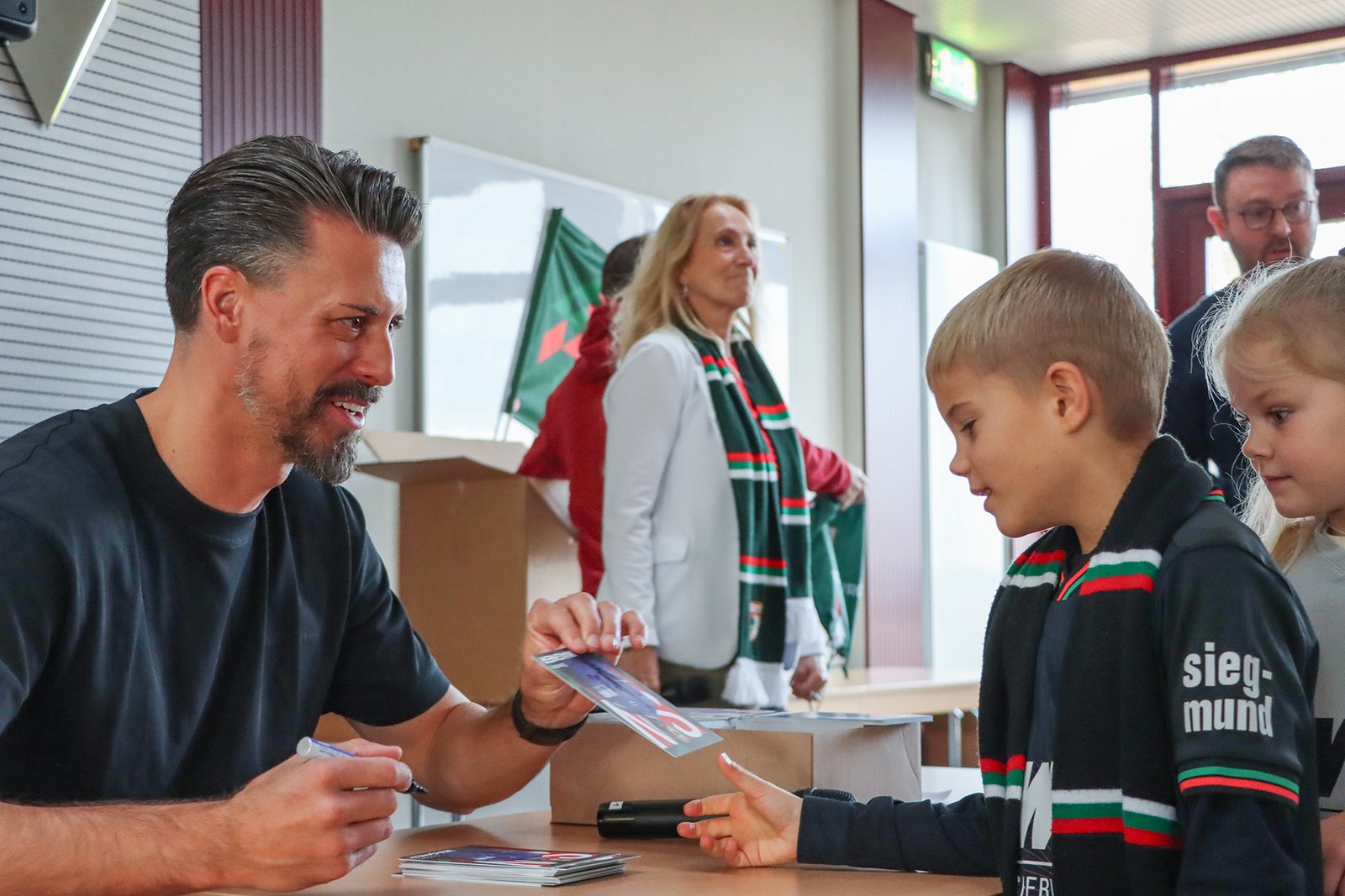 Große Freude zum Schulanfang: FC Augsburg-Profis besuchen Erstklässler in Stadt und Landkreis Augsburg 47 Große Freude Zum Schulanfang: Fc Augsburg-Profis Besuchen Erstklässler In Stadt Und Landkreis Augsburg