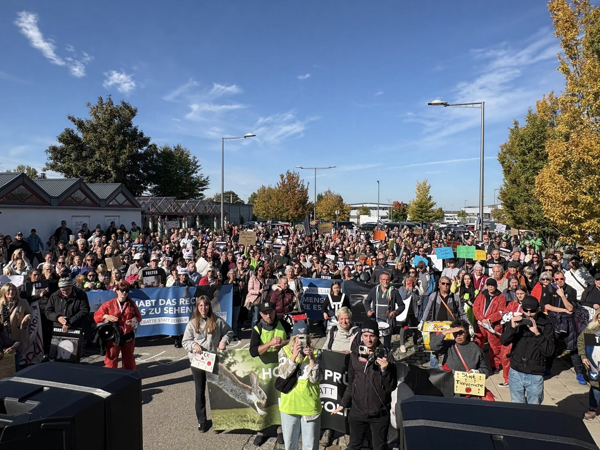 Kreativ, lautstark und friedlich: 650 Menschen demonstrieren in Kissing gegen Tierversuche