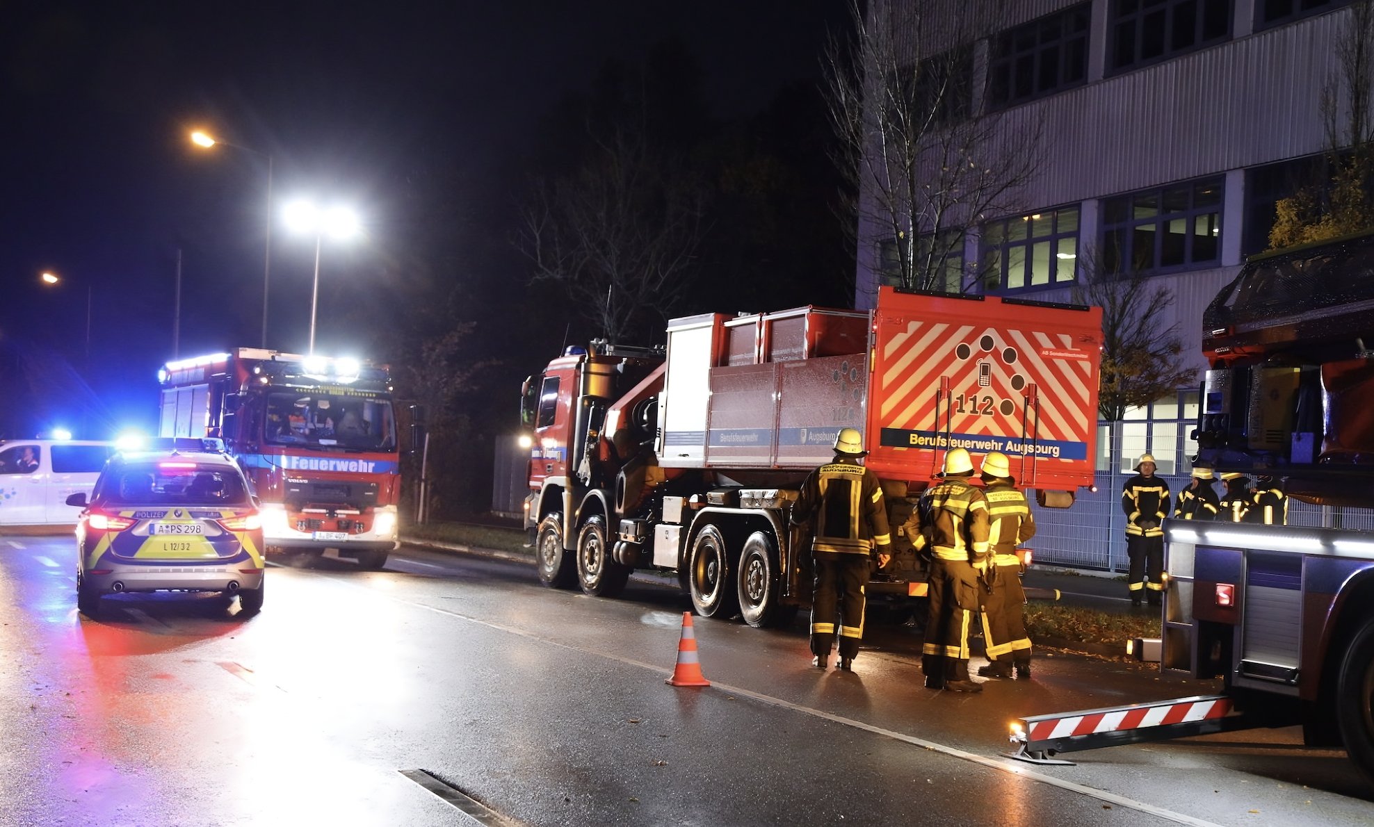 Schwerer Verkehrsunfall auf der Haunstetter Straße in Augsburg – Straßen- und Tramverkehr eingeschränkt
