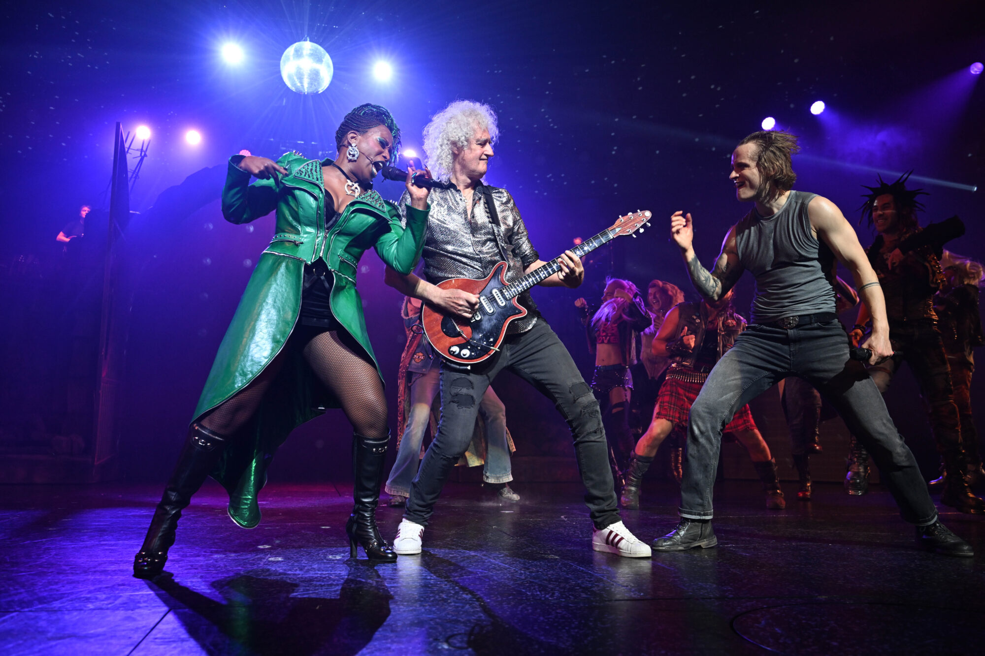 Queen-Gittarist Brian May Adelt Premiere Von &Quot;We Will Rock You&Quot; In Stuttgart