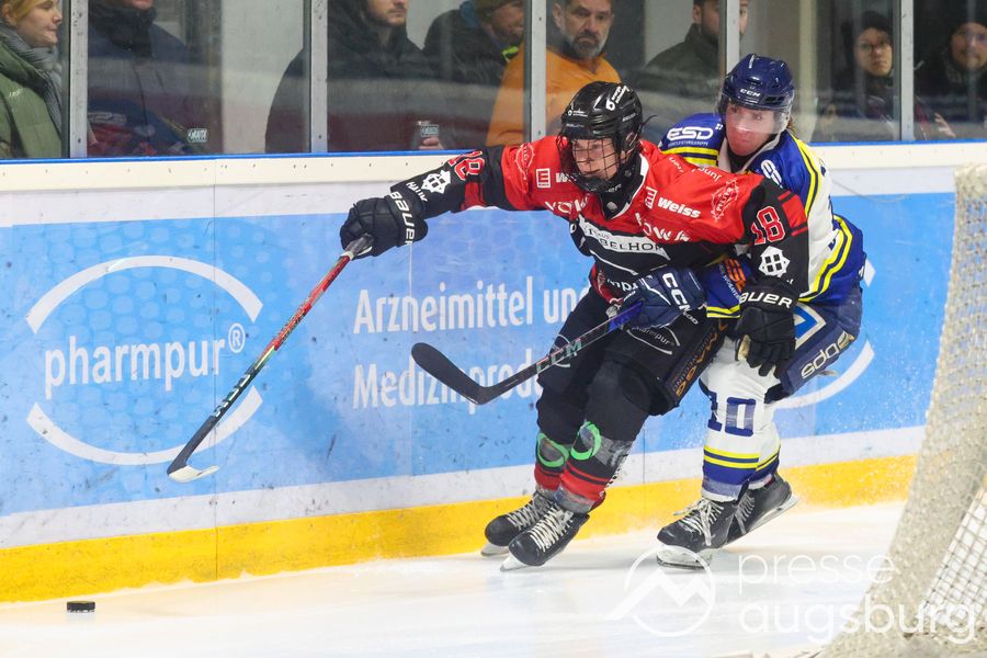 Eishockey, Herren, Bayernliga, EHC Königsbrunn vs. EHC Waldkraiburg : Marco Riedl (18, EHC Königsbrunn) und Felix Lode (10, EHC Waldkraiburg)