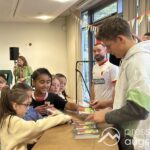 Große Freude zum Schulanfang: FC Augsburg-Profis besuchen Erstklässler in Stadt und Landkreis Augsburg