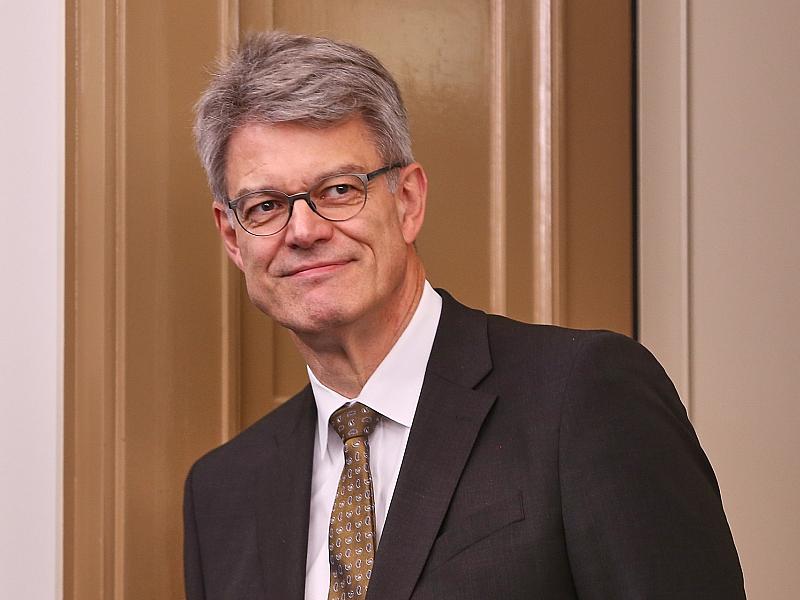 Schnieder nach Kreislaufkollaps "wieder voll im Dienst" 2 Schnieder Nach Kreislaufkollaps &Quot;Wieder Voll Im Dienst&Quot;