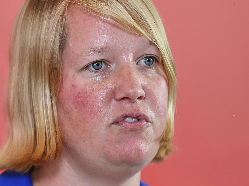 SPD-Politikerin Esdar verteidigt umstrittenen Demo-Auftritt 2 Spd-Politikerin Esdar Verteidigt Umstrittenen Demo-Auftritt