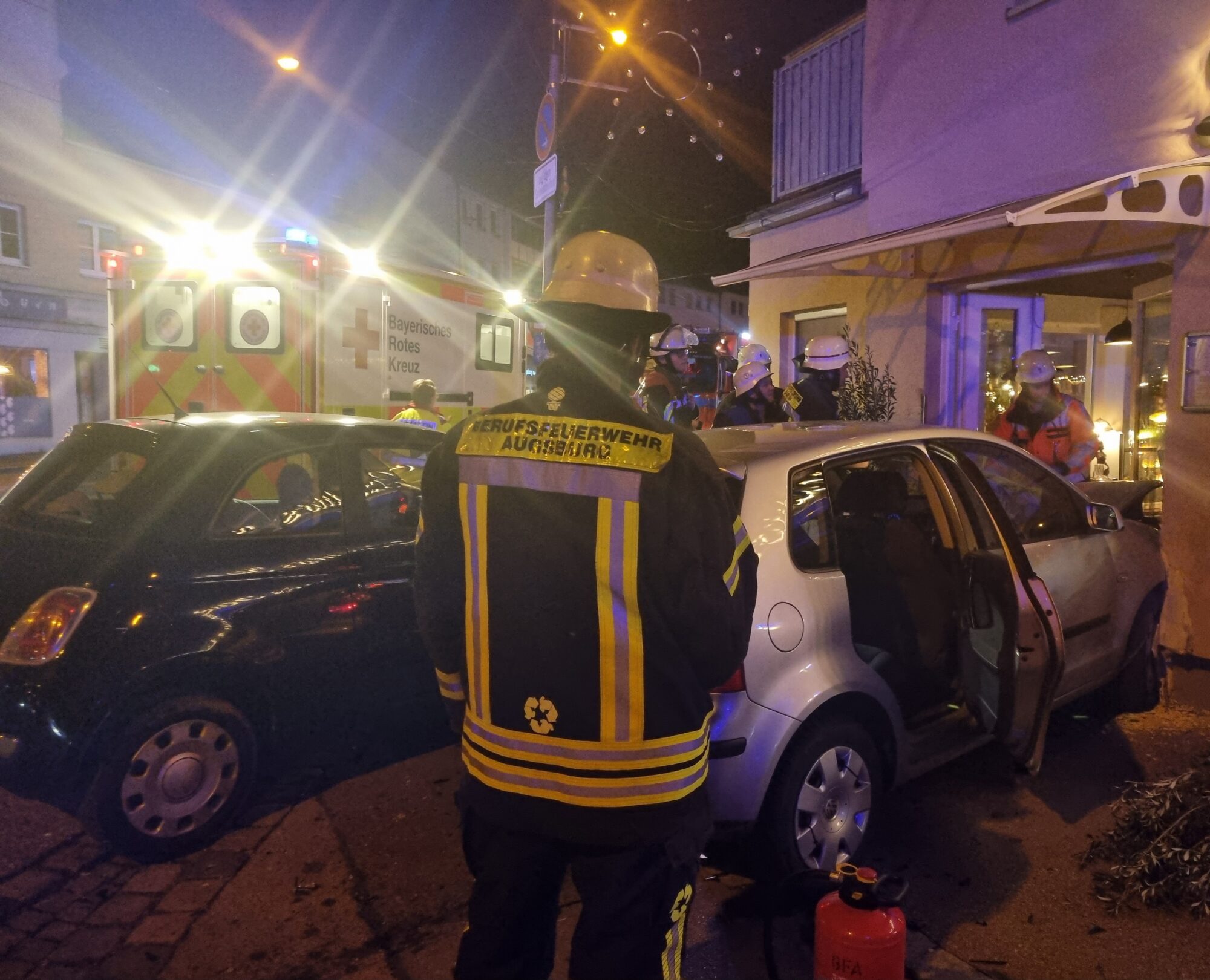 Auto kracht in Restaurant | Zwei Verletzte nach Unfall in Augsburg-Lechhausen