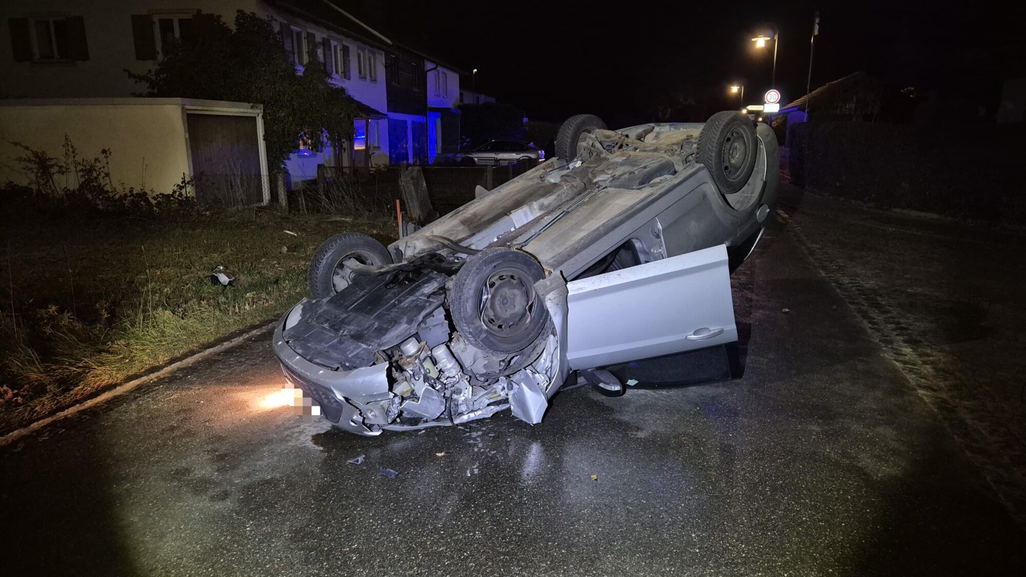 Schwerer Unfall in Jengen: Pkw überschlägt sich nach Alkoholfahrt