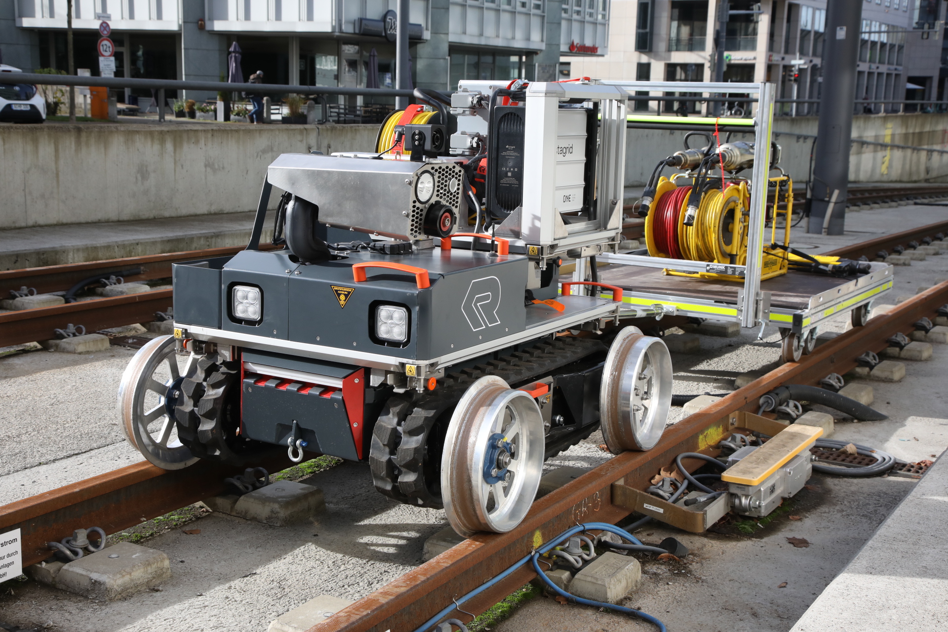 Berufsfeuerwehr Augsburg präsentiert weltweit ersten Löschroboter auf Schienen und Raupen