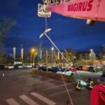 Augsburg: Feuerwehr sichert beschädigte Laterne in der Schillstraße