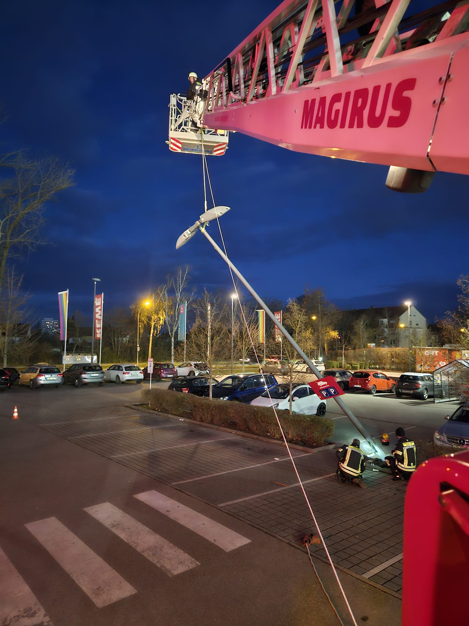 Augsburg: Feuerwehr sichert beschädigte Laterne in der Schillstraße