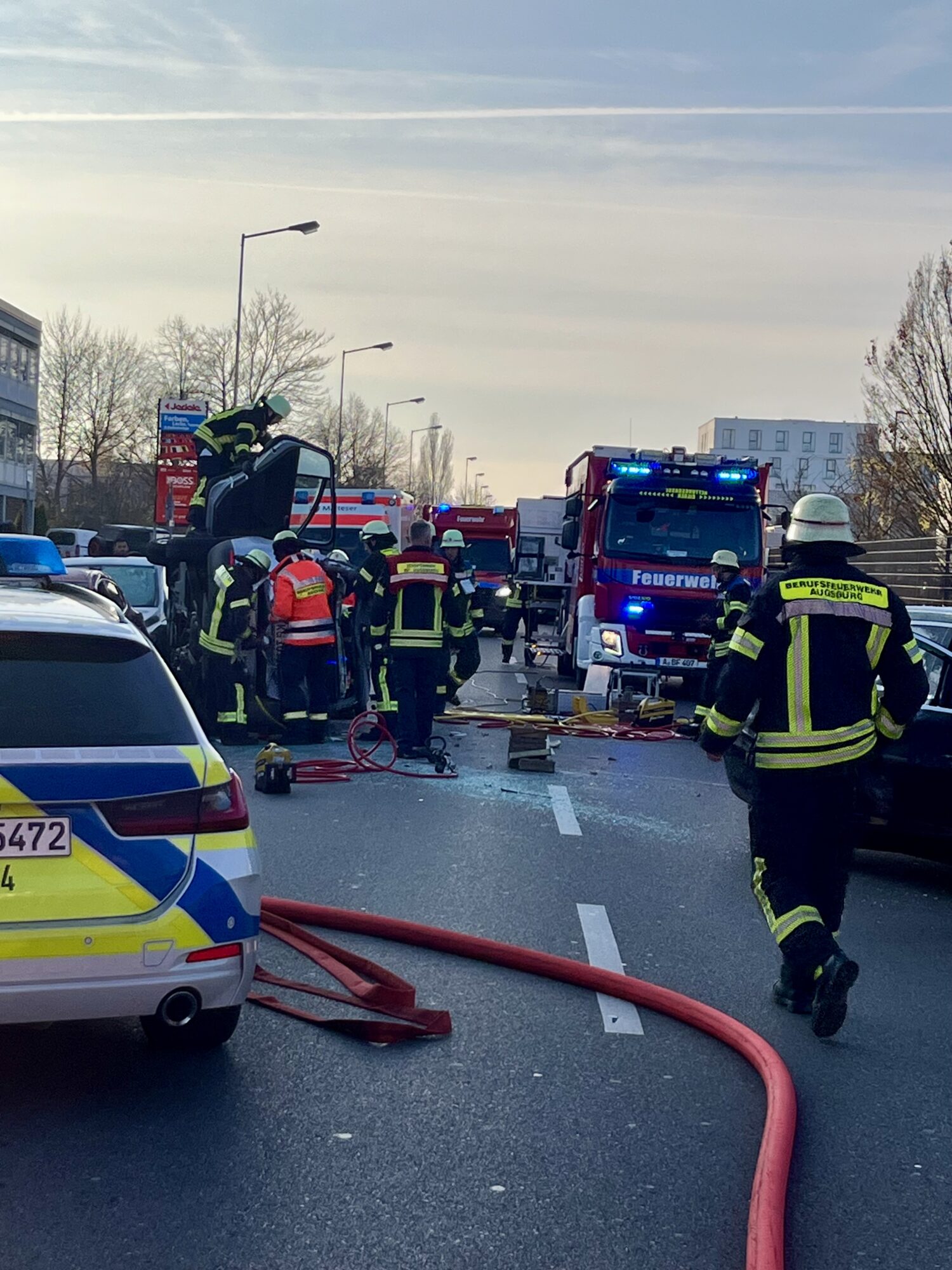 Verkehrsunfall mit fünf beteiligten Fahrzeugen in Augsburg