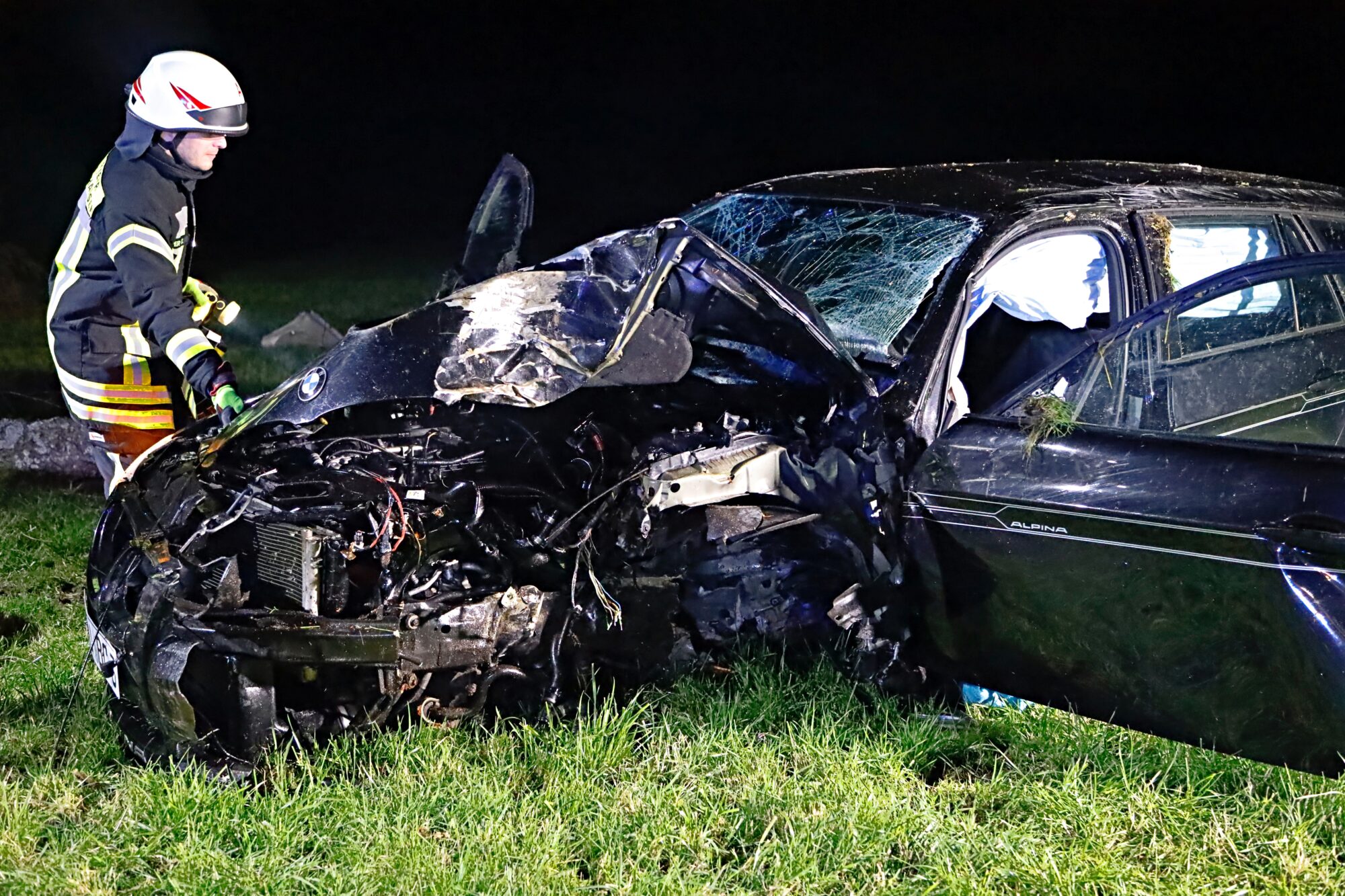 Schwerer Verkehrsunfall bei Münsterhausen (Lkr. Günzburg) – Fahrer schwer verletzt