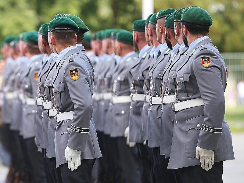 Berichte: Union und SPD einigen sich im Wehrdienst-Streit 2 Berichte: Union Und Spd Einigen Sich Im Wehrdienst-Streit