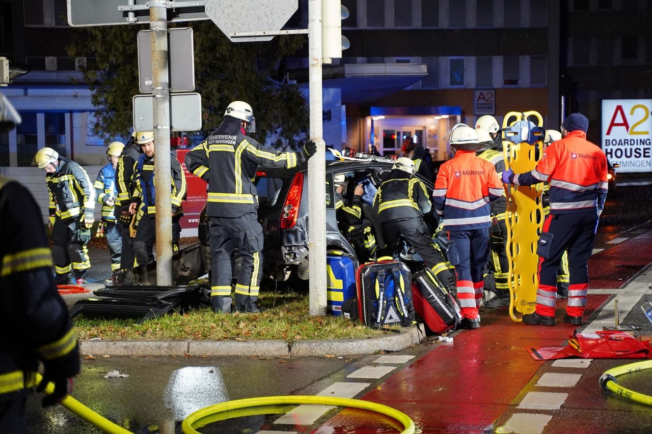 Verkehrsunfall in Memmingen: Vorfahrtsverstoß führt zu vier Verletzten – Feuerwehr im Großeinsatz