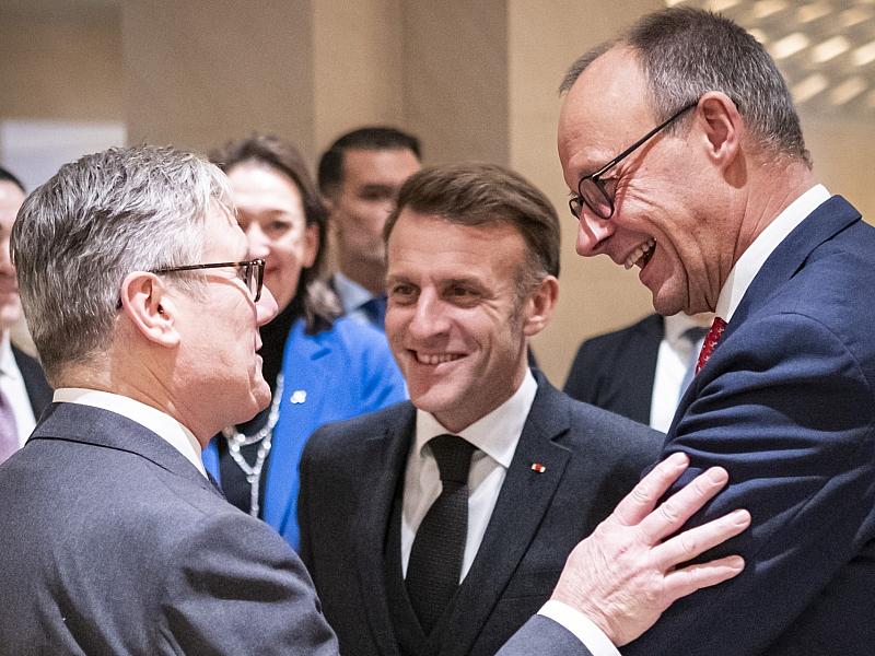 Merz Plaudert Mit Starmer Und Macron Beim Abendessen