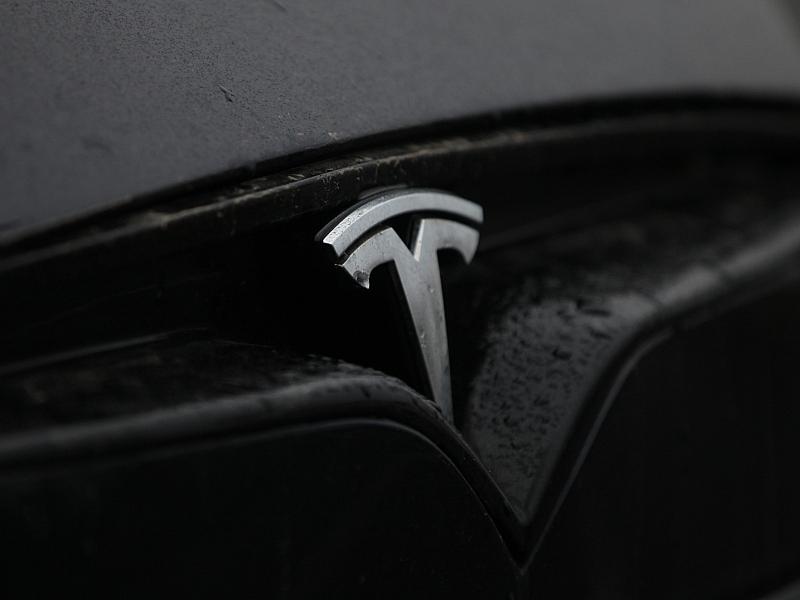 Tesla-Aktionäre Stimmen Für Billionenschweres Paket Für Musk