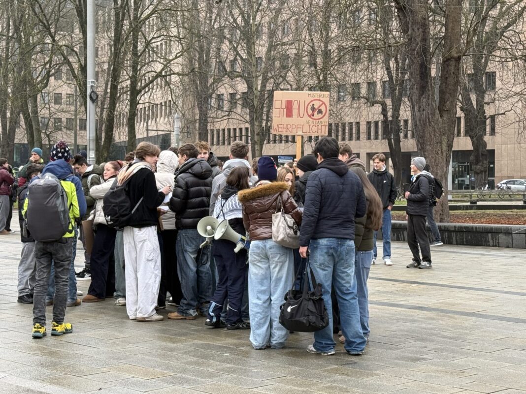 Auch in Augsburg: Bundesweite Schülerproteste gegen Wehrdienst! - Bundestag stimmt heute über neuen Wehrdienst ab - Initiative