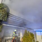 Feuer in Einfamilienhaus in Augsburg: Zwei Bewohner mit Verdacht auf Rauchvergiftung ins Krankenhaus gebracht