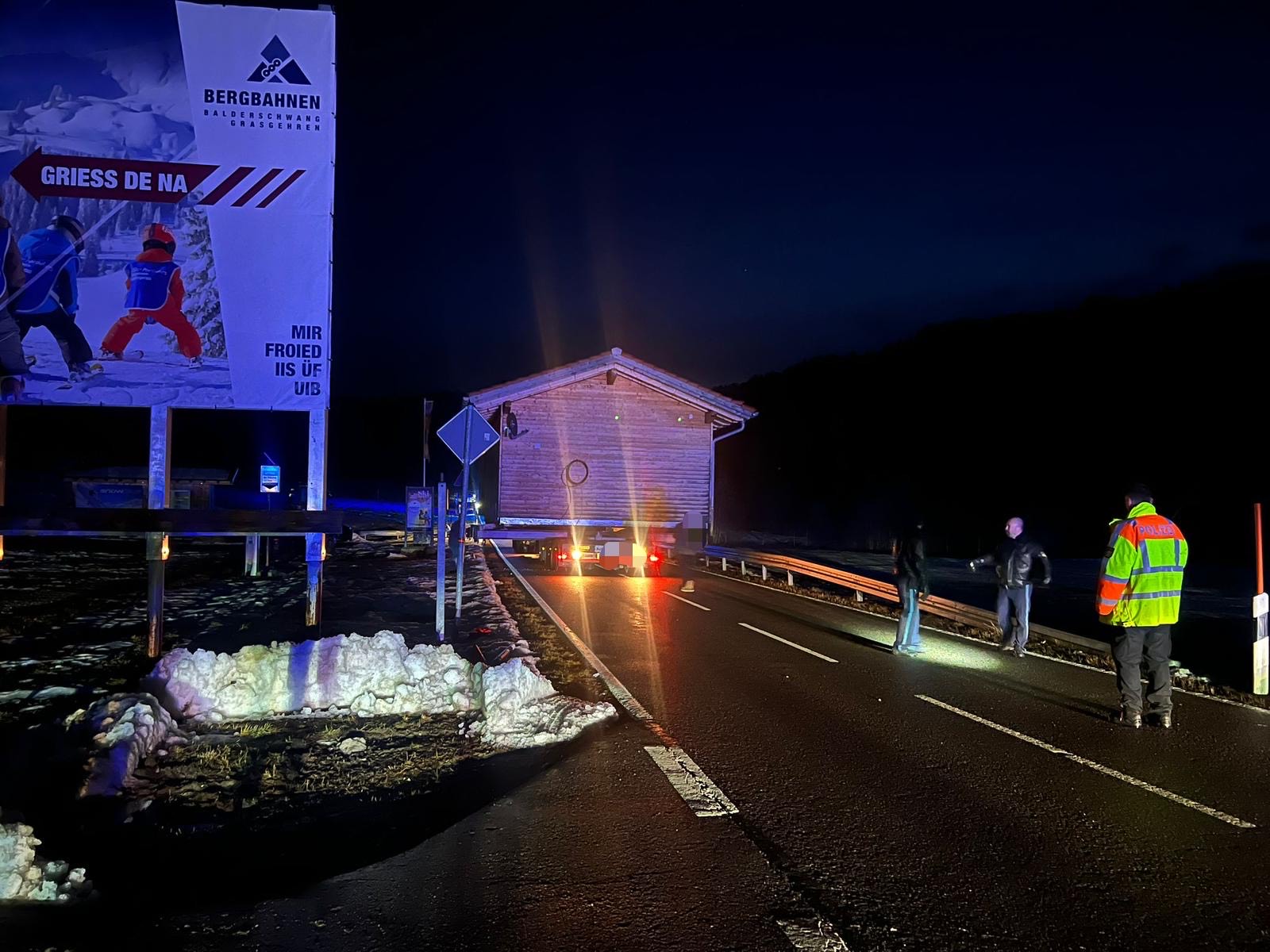 Blockhaus auf Reisen: Illegaler Schwertransport legt Balderschwang zeitweise lahm