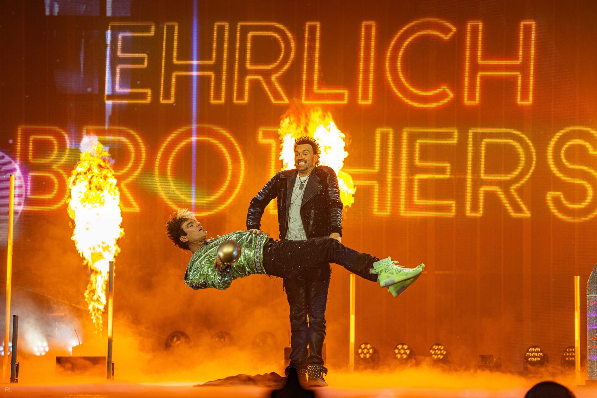 Presse Augsburg-Geschenktipp | DIAMONDS – Die besten Ehrlich Brothers-Illusionen aus 10 Jahren Tour