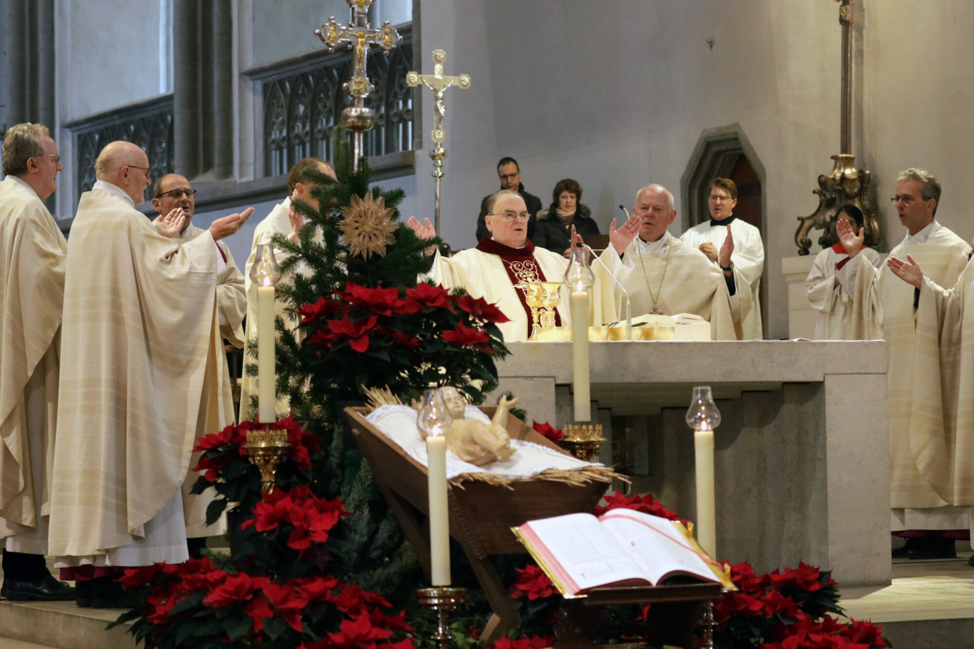 Weihnachten Im Augsburger Dom - Bischof Bertram Stellt Den Menschen In Den Mittelpunkt