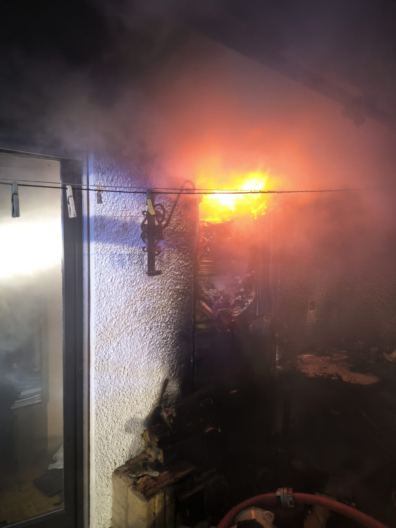 Feuer in Einfamilienhaus in Augsburg: Zwei Bewohner mit Verdacht auf Rauchvergiftung ins Krankenhaus gebracht 2 Feuer In Einfamilienhaus In Augsburg: Zwei Bewohner Mit Verdacht Auf Rauchvergiftung Ins Krankenhaus Gebracht