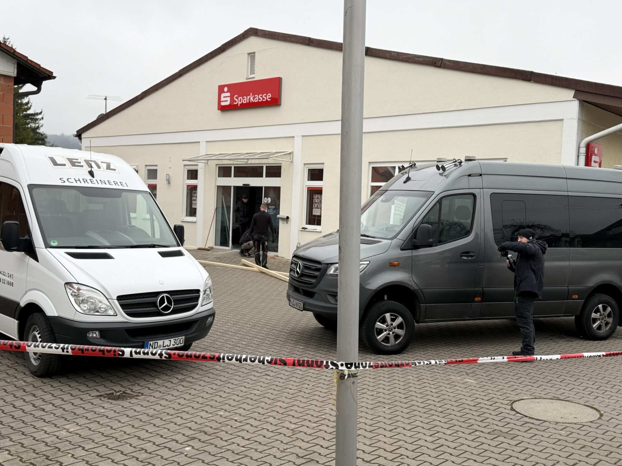 Geldautomat in Ehekirchen gesprengt: Polizei nimmt mutmaßliche Täter fest