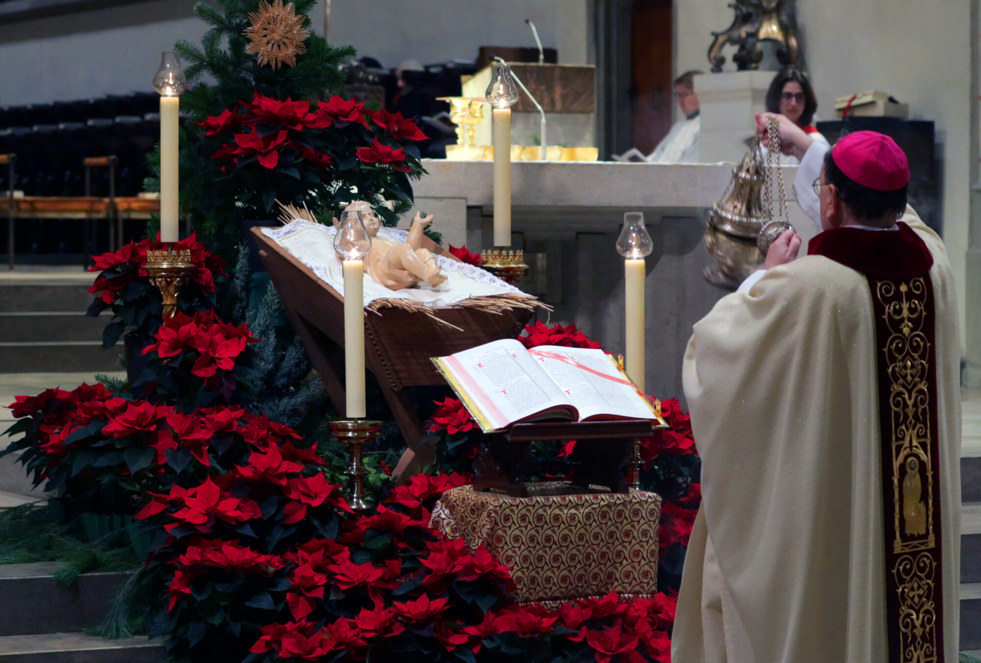 Weihnachten im Augsburger Dom –  Bischof Bertram stellt den Menschen in den Mittelpunkt