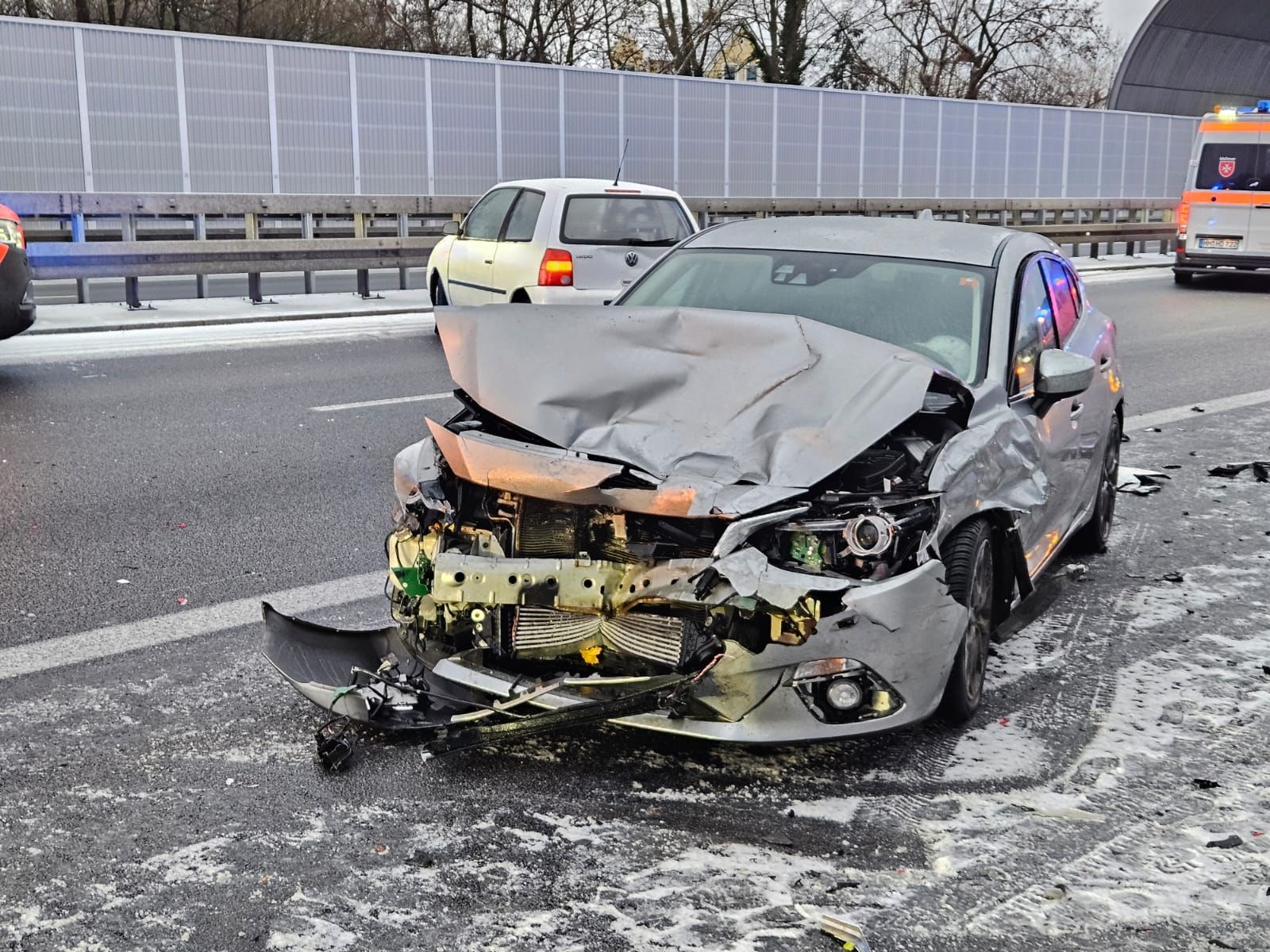 Mehrfachunfälle auf der A96 bei Memmingen: Glätte sorgt für Verkehrschaos an Heiligabend