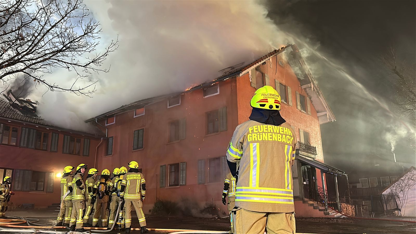 Wohnhaus in Flammen: Großeinsatz in Röthenbach im Allgäu – 15 Menschen gerettet