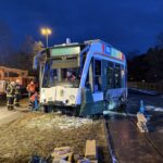 Verkehrsunfall in Augsburg: Streifenwagen kollidiert mit Straßenbahn – Drei Verletzte