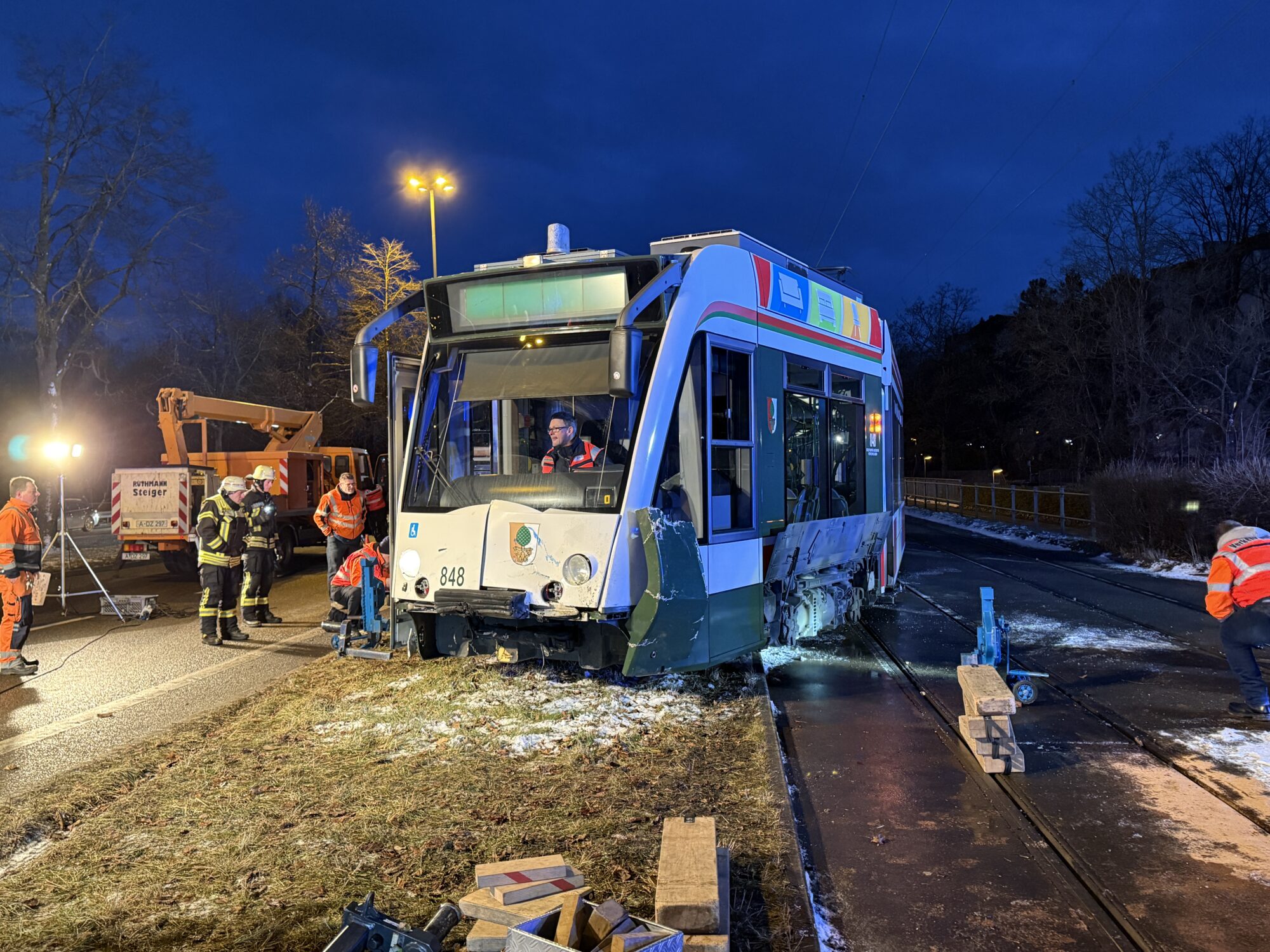 Straßenbahn und Polizeiauto kollidieren im Augsburger Universitätsviertel: Drei Leichtverletzte