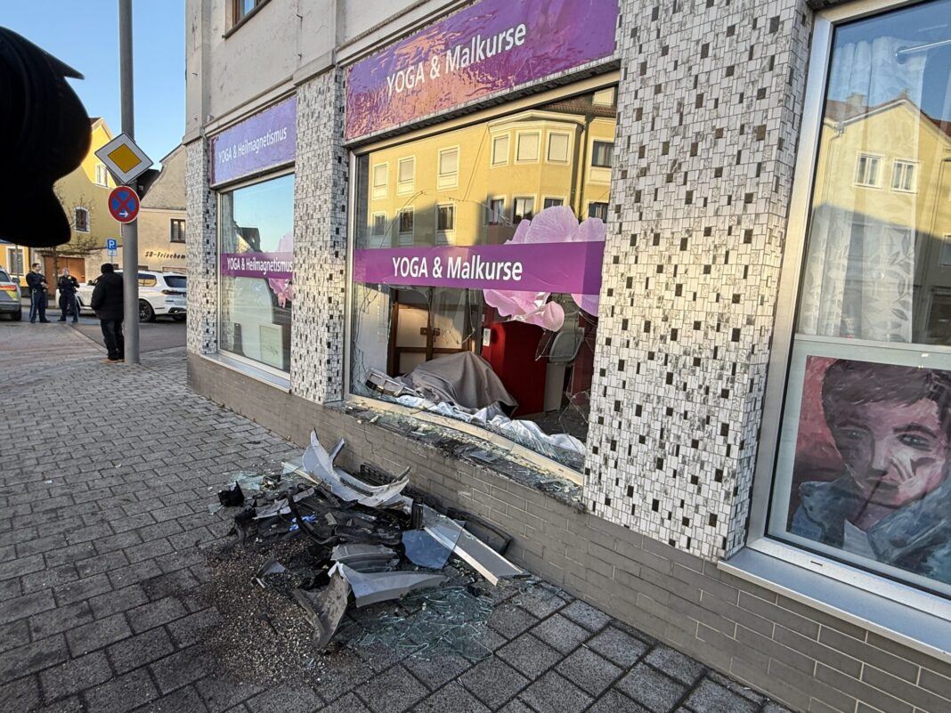 Auto bringt Schaufenster zum Bersten: