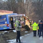 München: Linienbus prallt gegen Gebäudeteil – 13-jähriges Mädchen stirbt