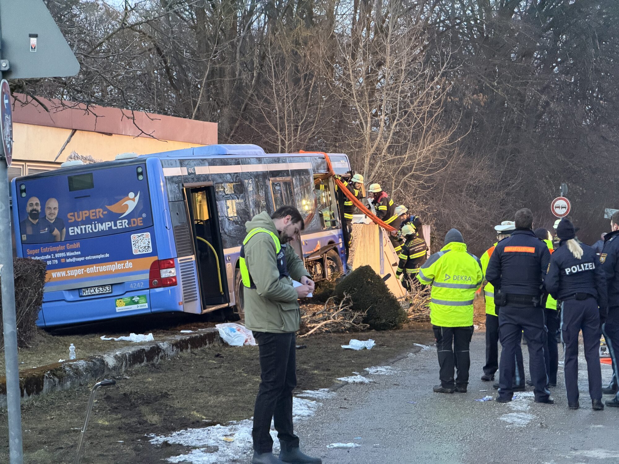 München: Linienbus prallt gegen Gebäudeteil – 13-jähriges Mädchen stirbt