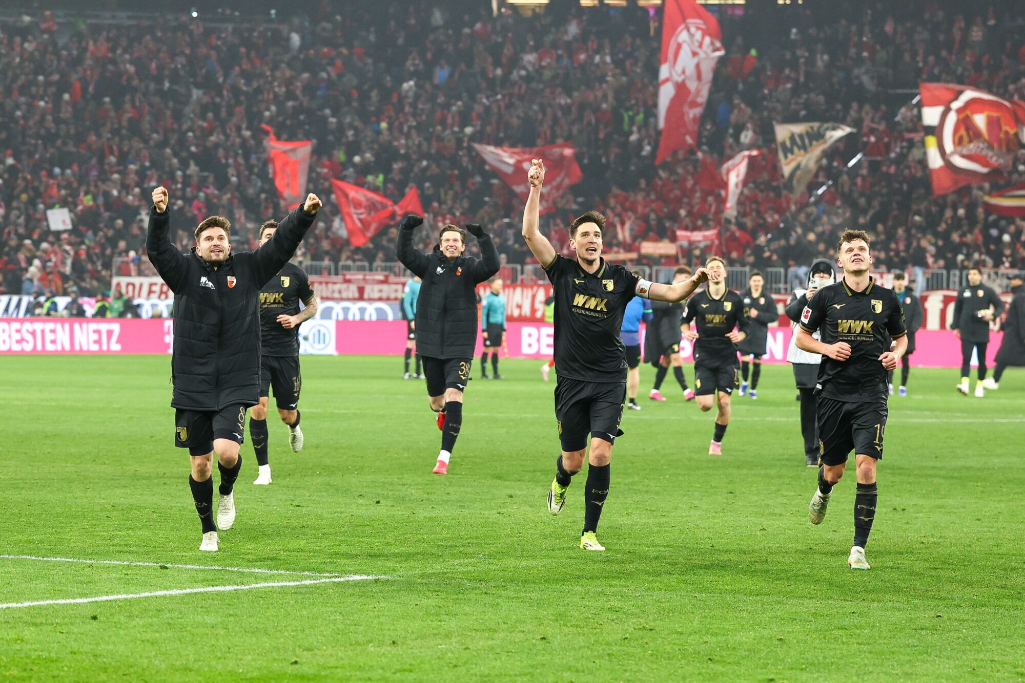 “Wir hatten den festen Glauben, dass wir das schaffen können” | Die Stimmen zum Auswärtssieg des FCA beim FC Bayern