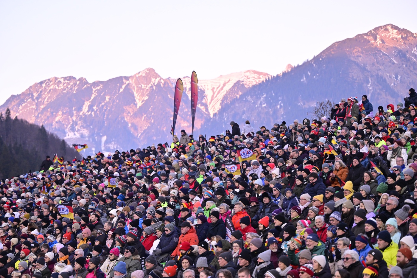 WM im Skifliegen | Die Fans sind begeistert – Deutsche Adler fliegen in Oberstdorf hinterher