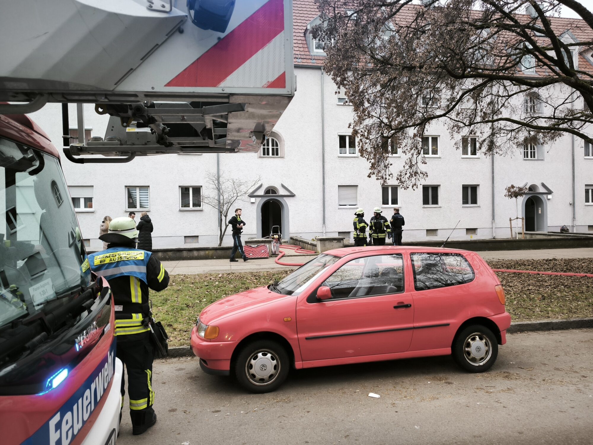 Wohnungsbrand in Augsburg-Lechhausen – Mutter und zwei Kleinkinder verletzt
