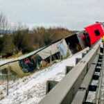 A8-Unfall bei Adelzhausen: Schwerer Lkw stürzt Böschung hinab