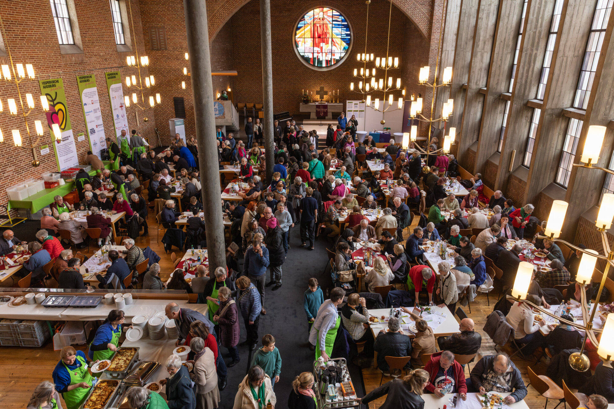 „Alle an einem Tisch“ | Vesperkirche lädt wieder zum Miteinander nach Augsburg-Pfersee ein