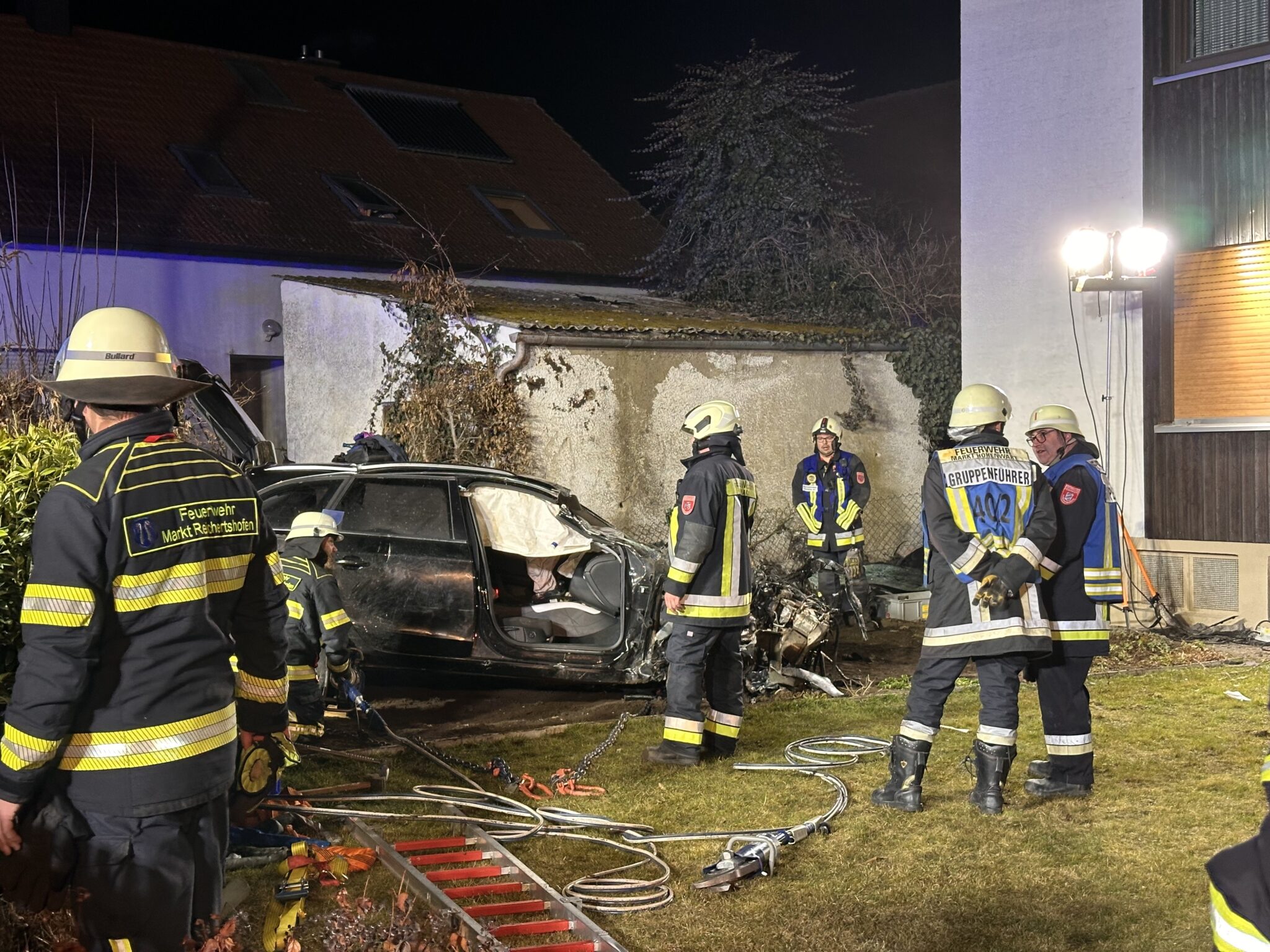 Auto überschlägt sich im Vorgarten in Freinhausen (Landkreis Pfaffenhofen) – Fahrer schwer verletzt