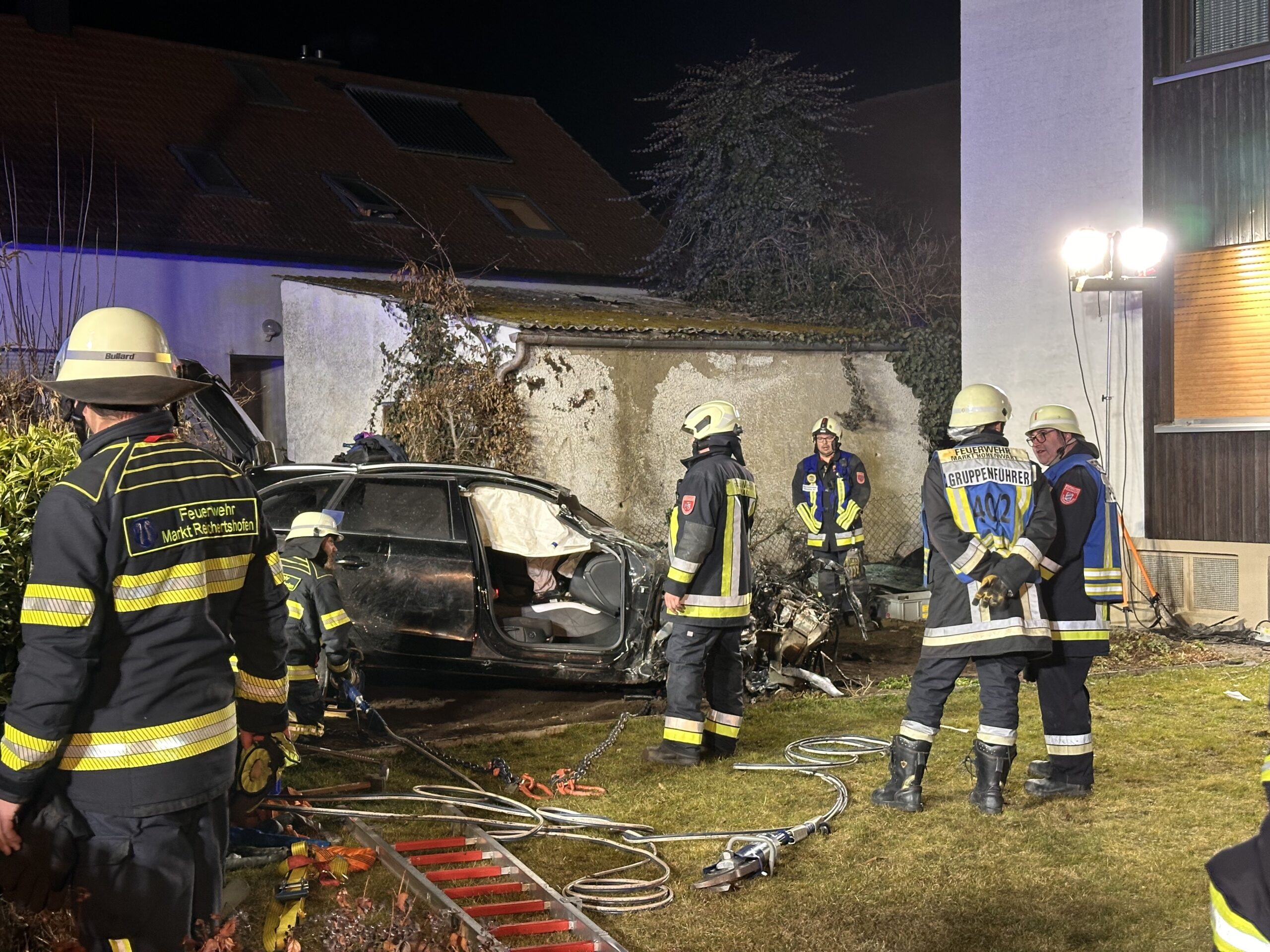Auto überschlägt sich im Vorgarten in Freinhausen (Landkreis Pfaffenhofen) – Fahrer schwer verletzt