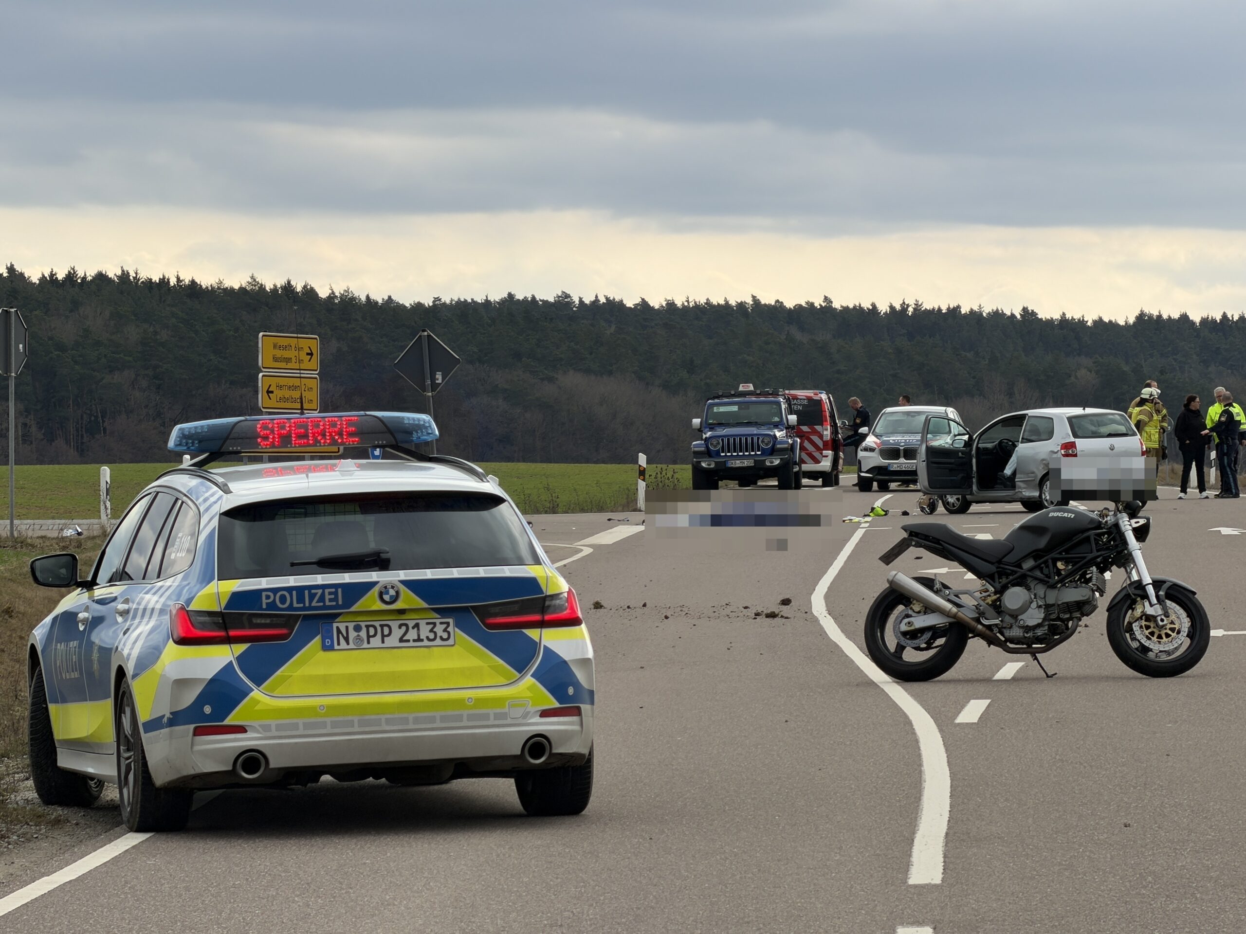 Kreis Ansbach | 18-jähriger Biker stirbt bei Zusammenstoß mit Auto auf der St2248 bei Leibelbach